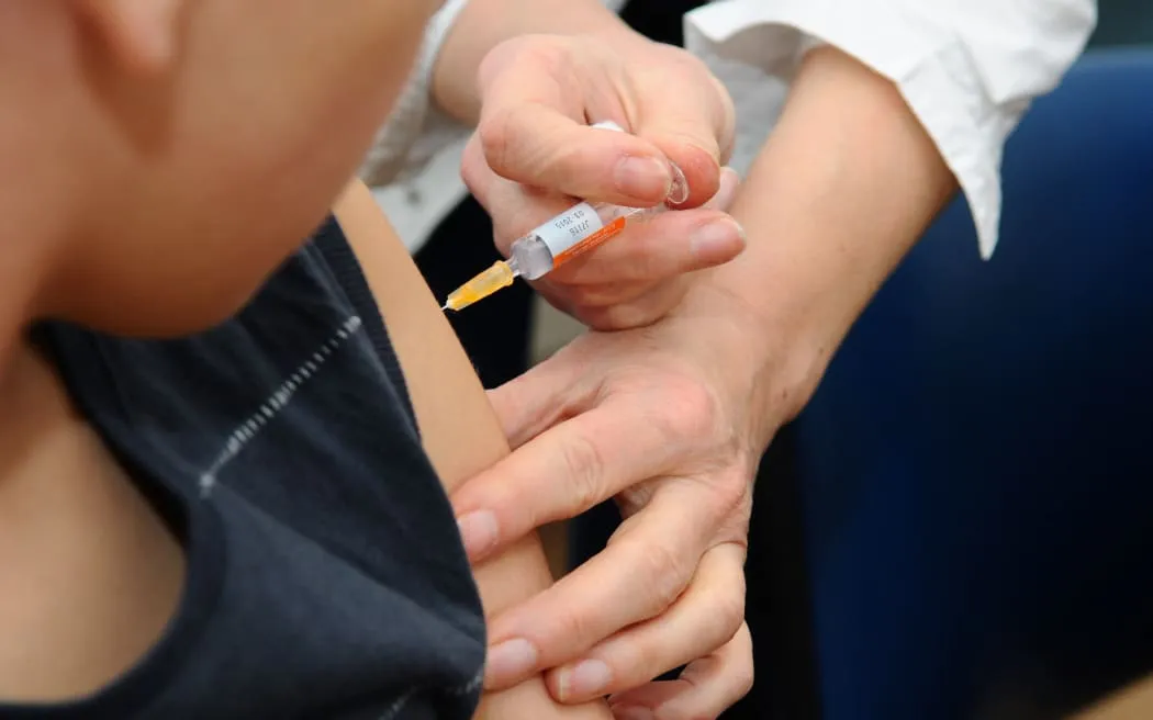 Border checks announced after whooping cough outbreaks